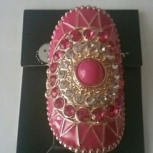 HOT PINK DINNER RING WITH STRECTCH BAND.